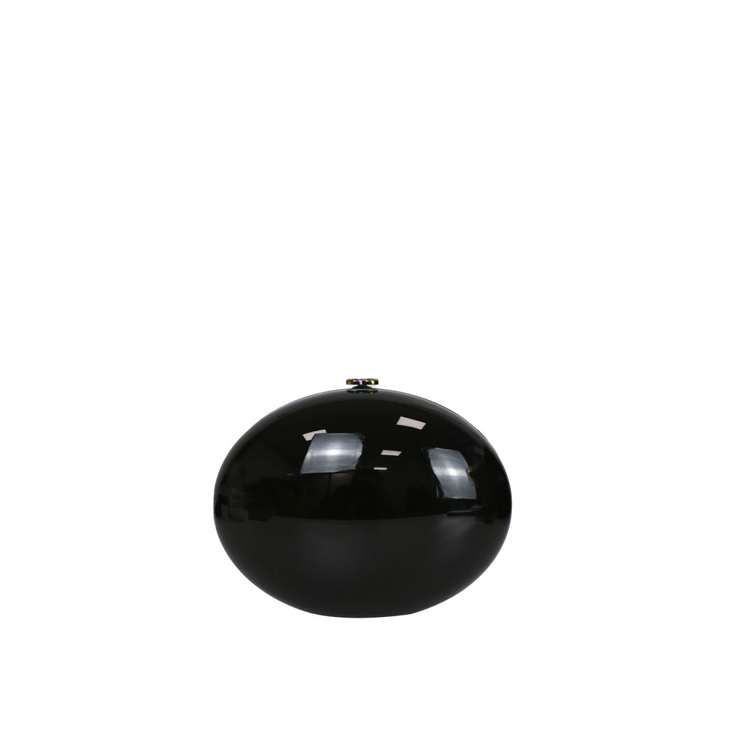 This minaudiere features a push lock closure.