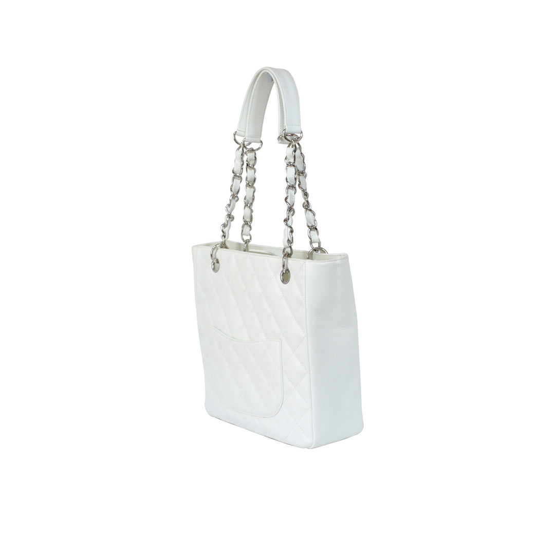 The handbag features two shoulder straps, composed with leather and chain.