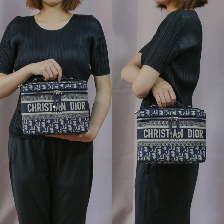 Model carrying the vanity case with its top-handle.