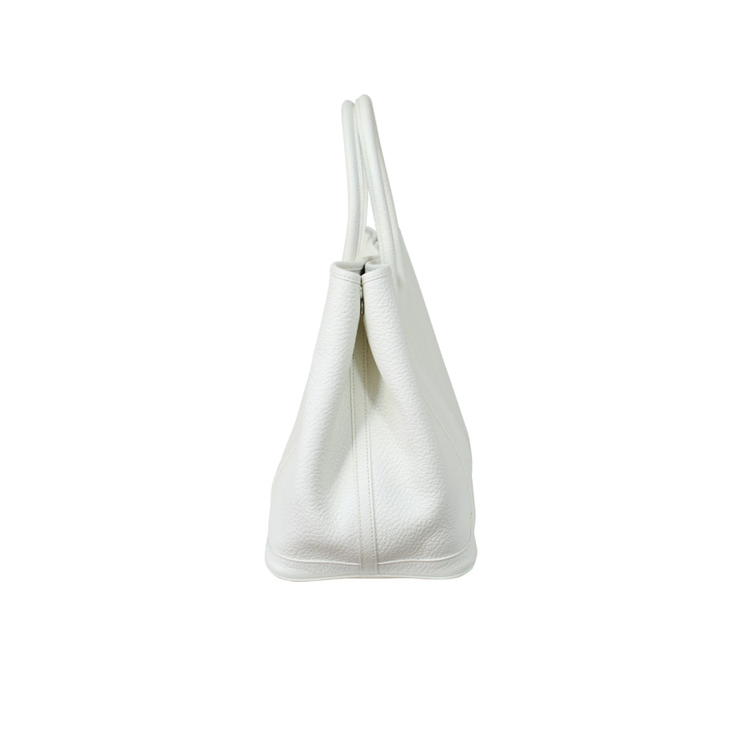 The snap button closure located on the side allows you to change the look of the bag.
