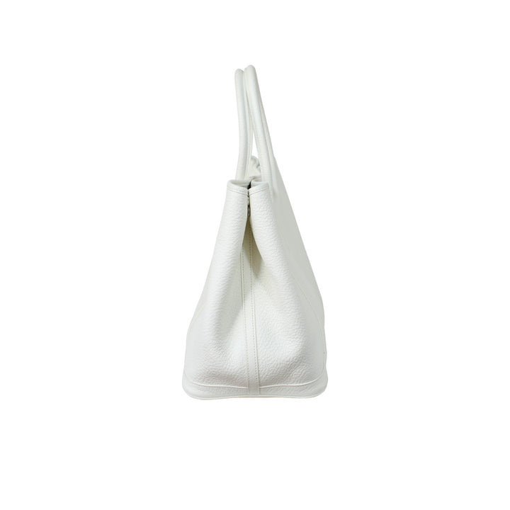The snap button closure located on the side allows you to change the look of the bag.