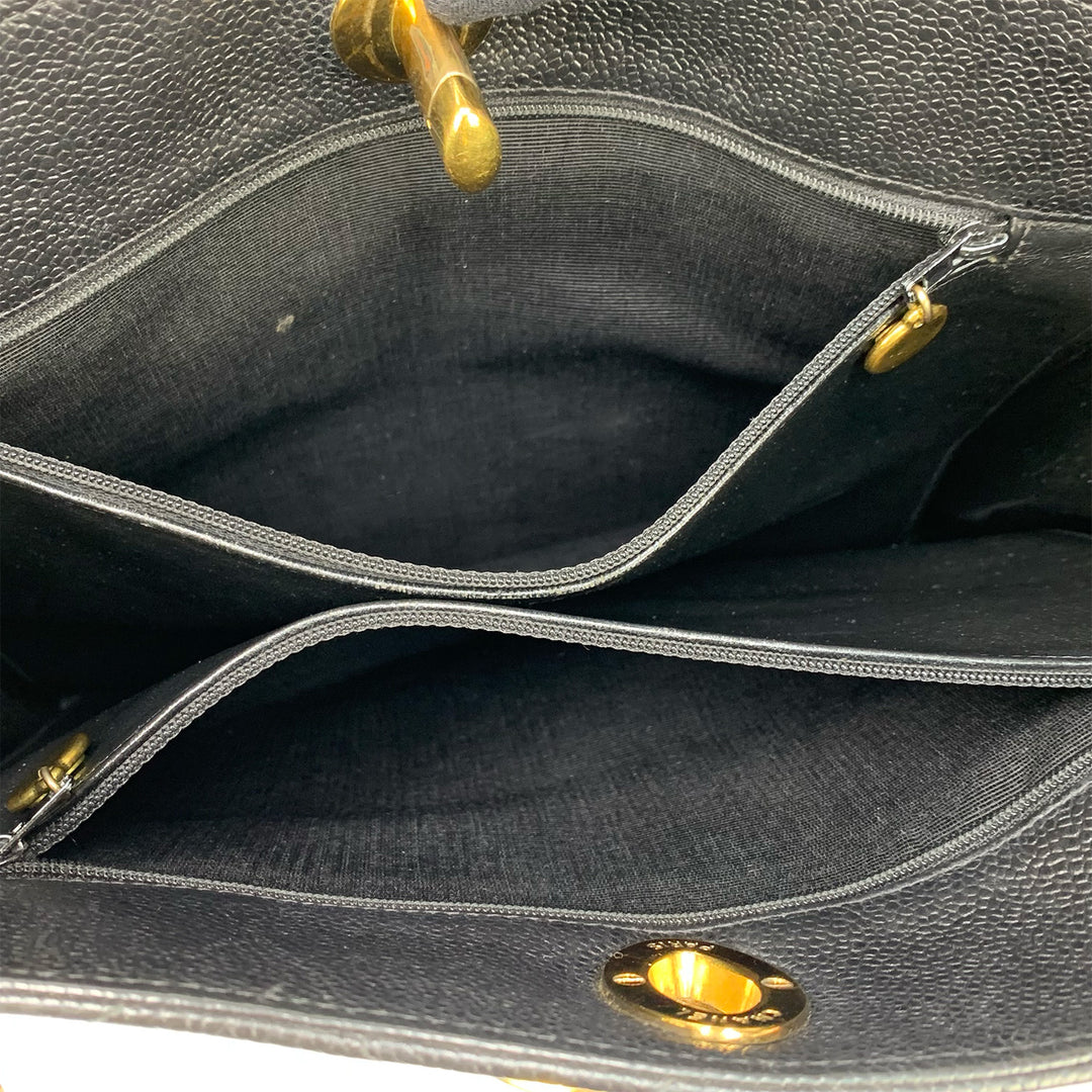 The interior of the bag contains two spacious zip pockets, perfect for organising your essentials.