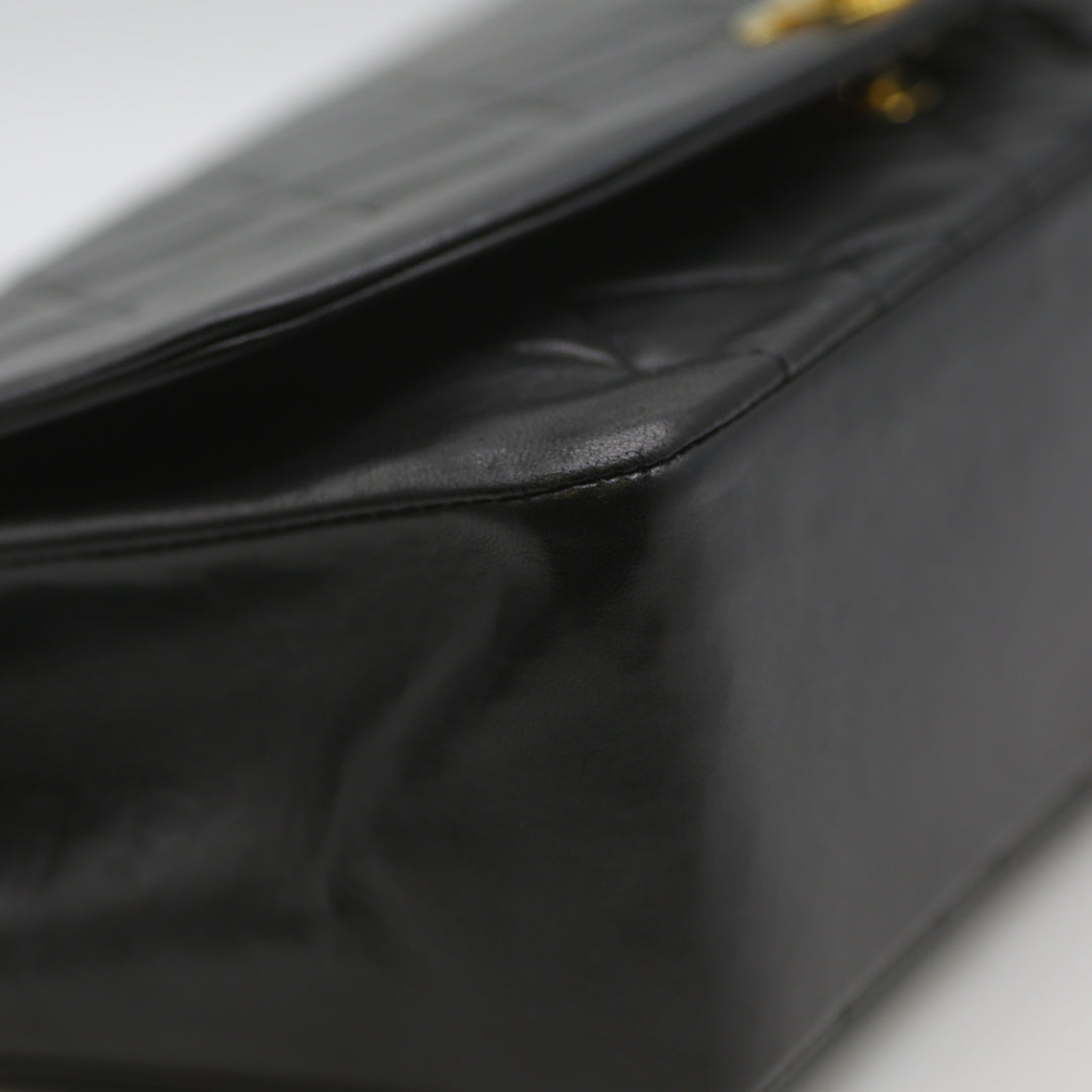 The left front corner of the bag in excellent condition.