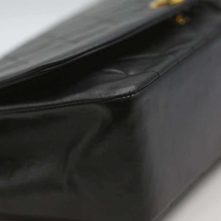 The left front corner of the bag in excellent condition.