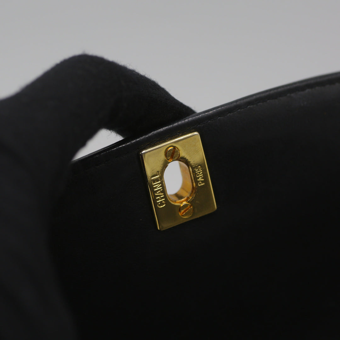 Behind the CC twist lock, there are CHANEL and PARIS engraving on the hardware.