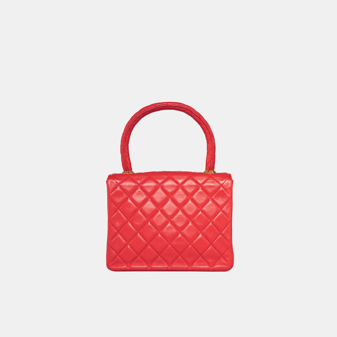 The bag is made with smooth lambskin leather.