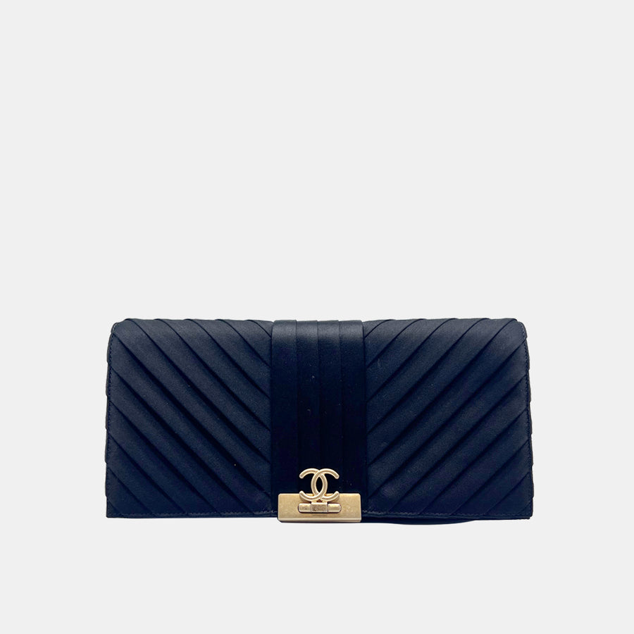 Chanel clutch with brushed gold-toned hardware, made of satin fabric.