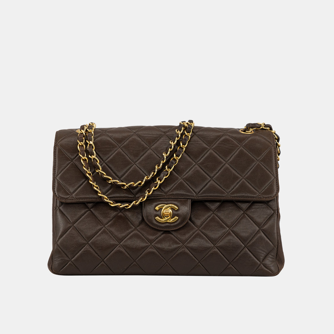 This shoulder bag features 24k gold-plated hardware, on the chain straps and on the CC turn-lock closure.