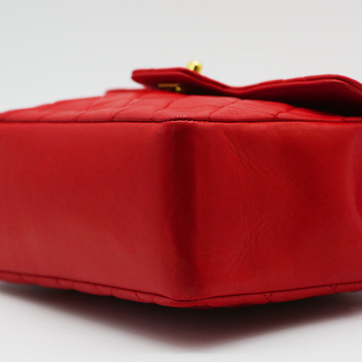 The right corners of the bag, in very good condition.