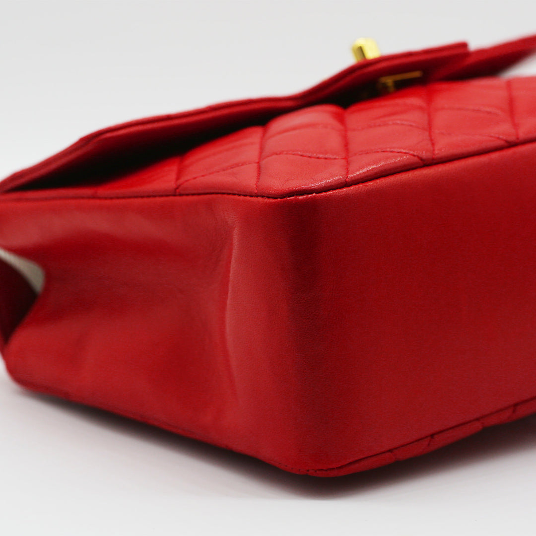 The left corners of the bag, in very good condition.