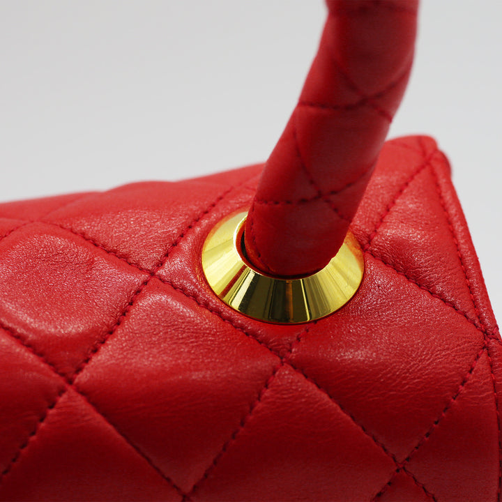 There is a ring hardware connecting the bag and the top handle.