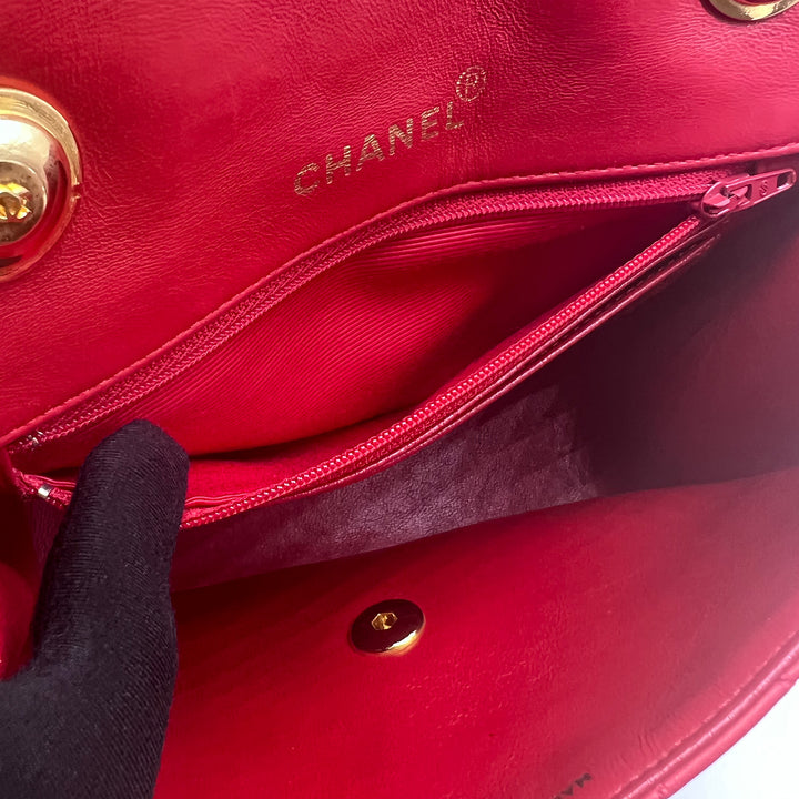 There is a zip pocket and a slip pocket inside the bag.