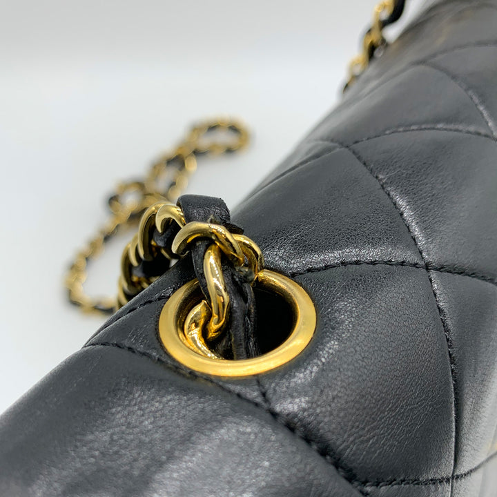 A close-up of one end of the chain strap.