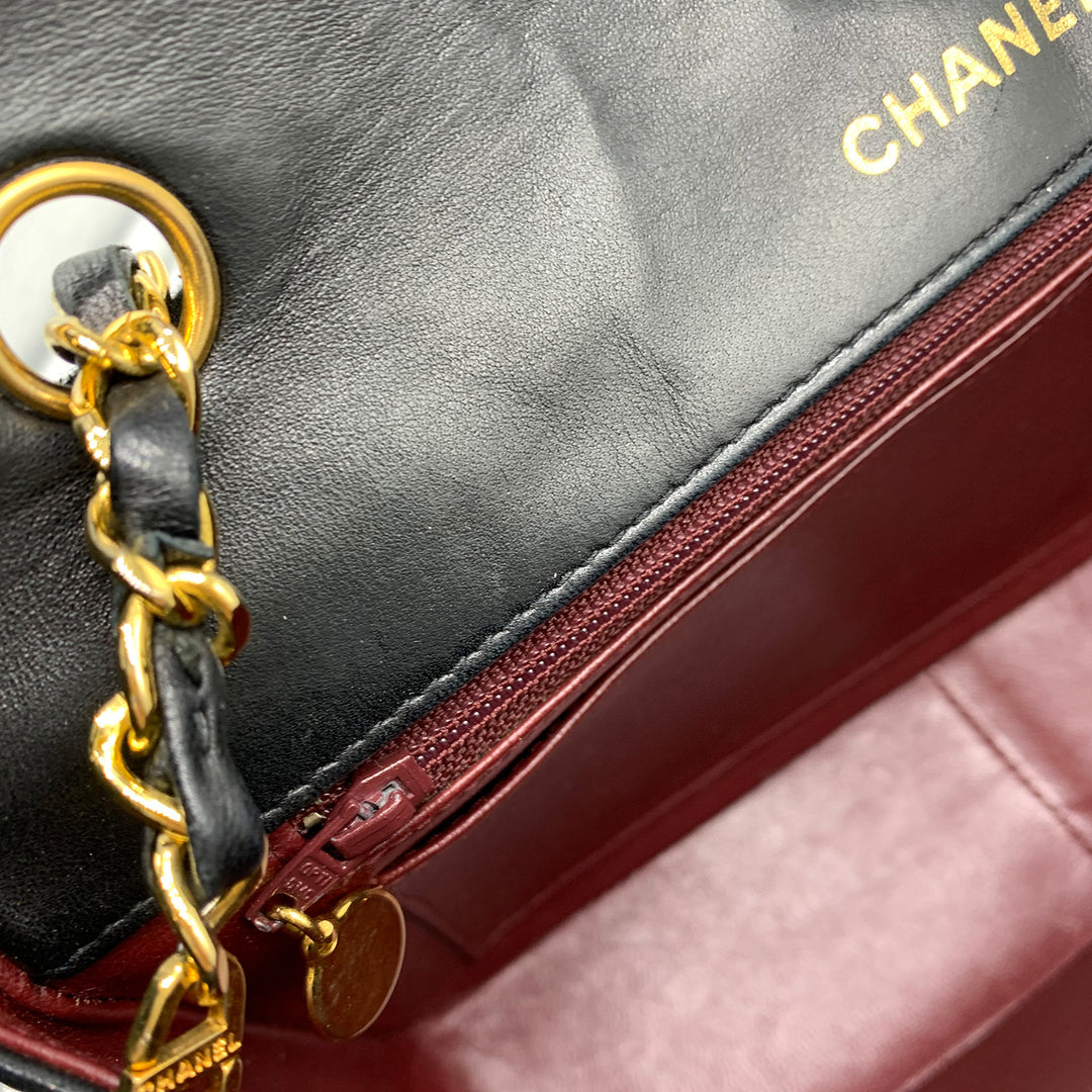 A close-up of the zipper pocket.