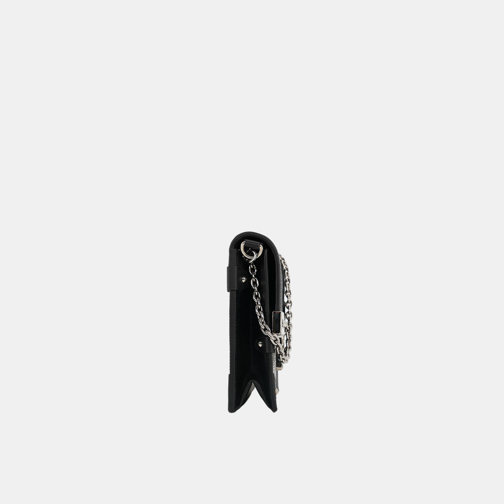 This WOC features a detachable chain strap with silver-toned hardware.