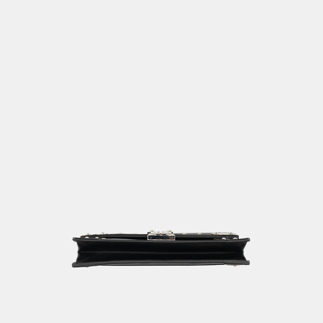 This WOC features a compact design for all your essentials.