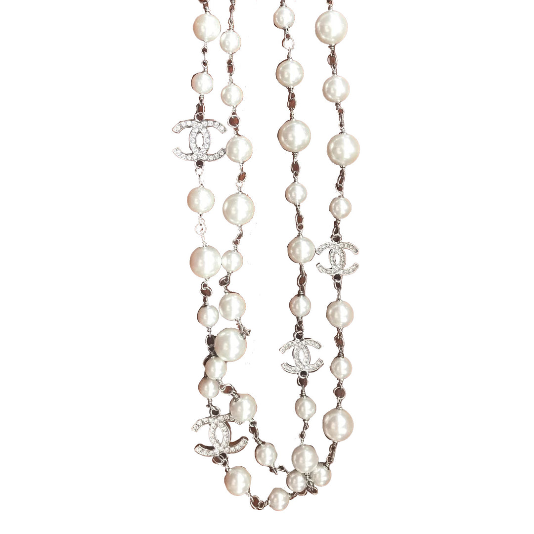 Chanel necklace with CC logo and pearls details. 