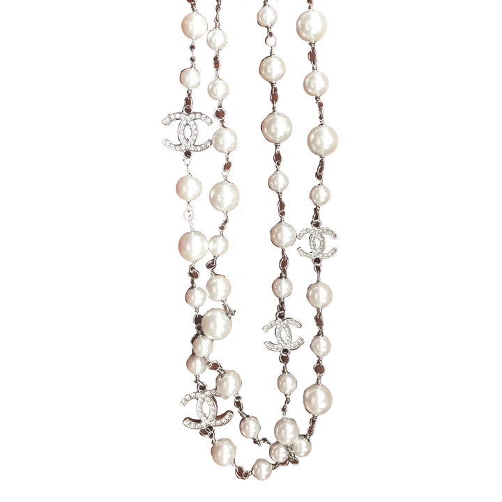 Chanel necklace with CC logo and pearls details. 