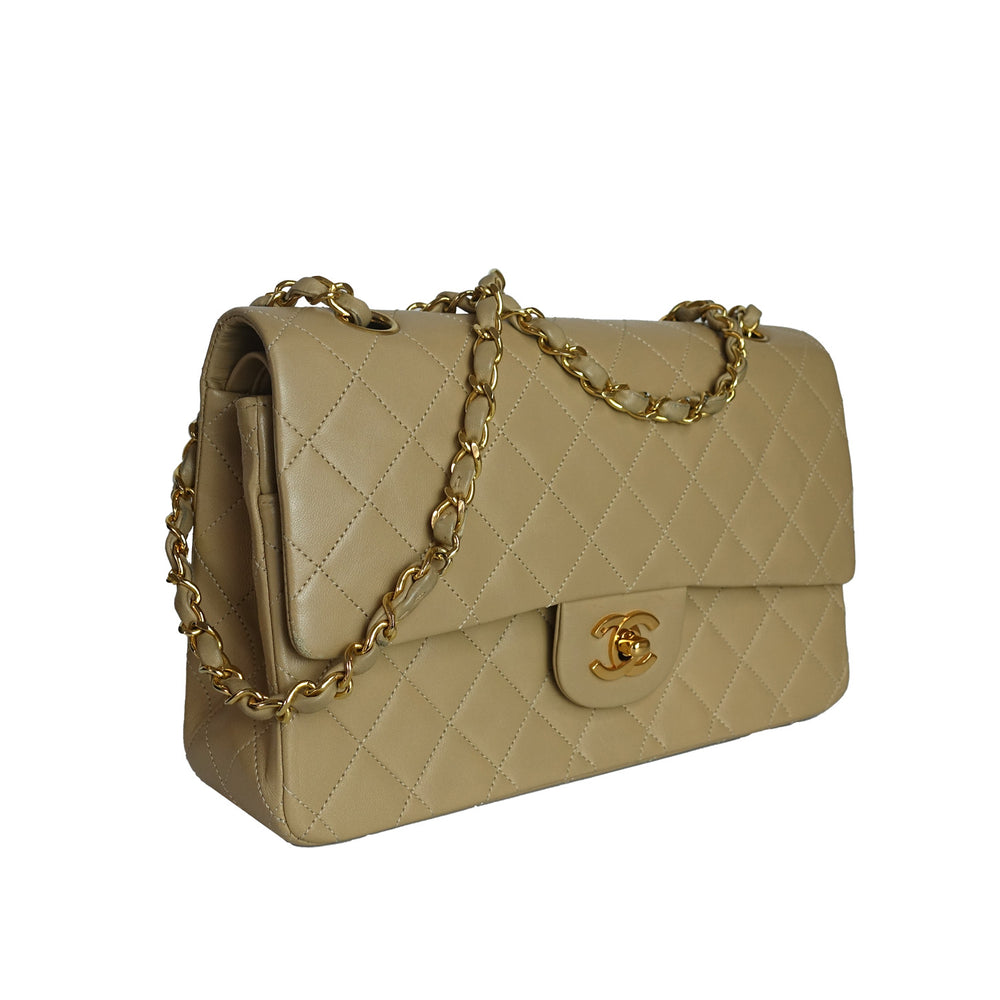 This vintage Chanel bag features a front flap, with lambskin leather in diamond quilting. 