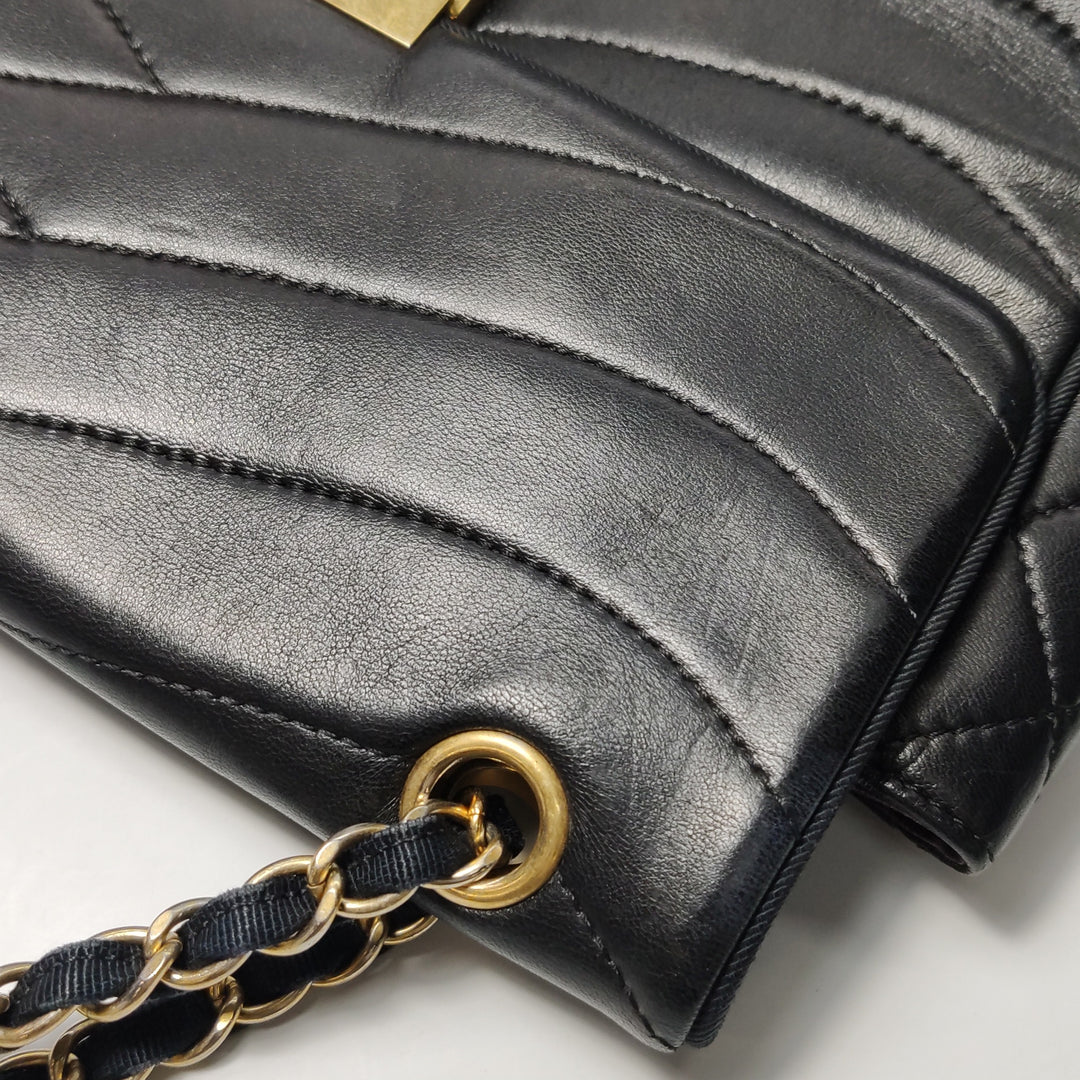 Chanel Scallop Quilted Pagoda Flap Bag Medium Black Lambskin Gold Hardware