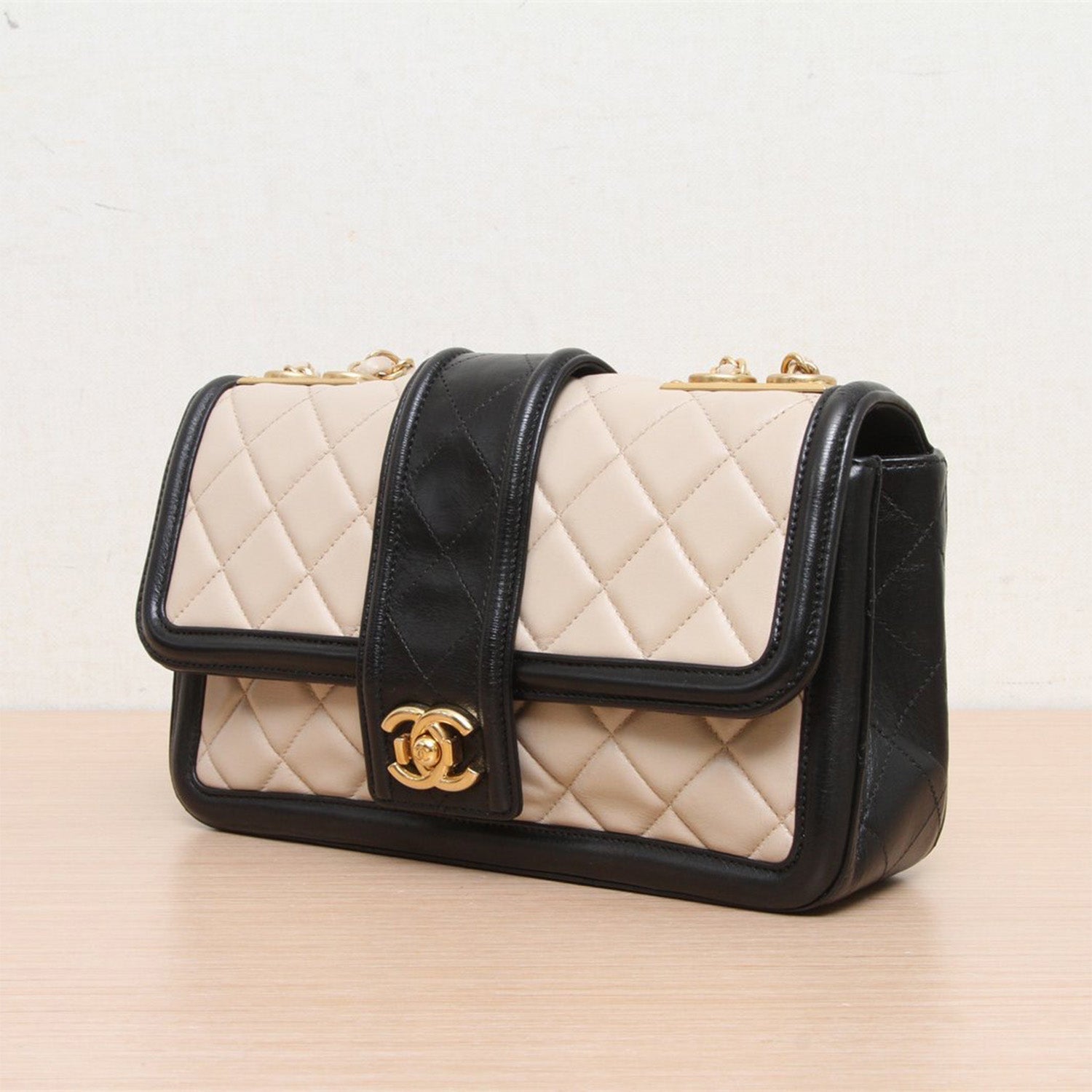 Leather handbag Chanel Beige in Leather - 34659159