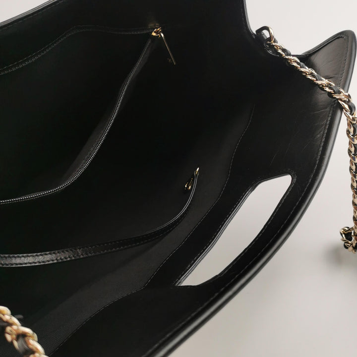 Chanel Graphic Catch Tote In Black