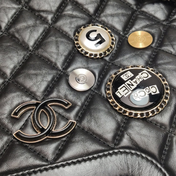 Chanel Graphic Catch Tote In Black