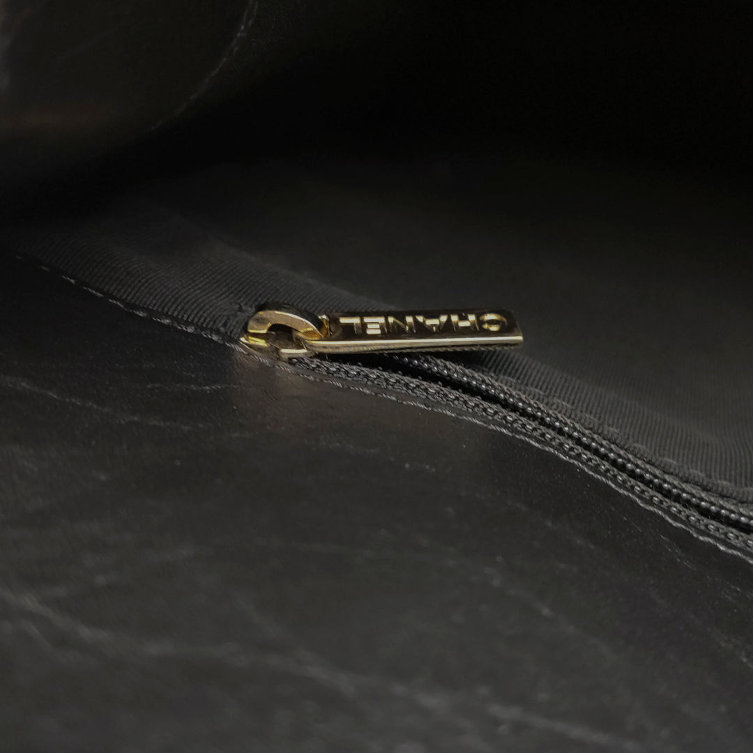 Chanel Graphic Catch Tote In Black