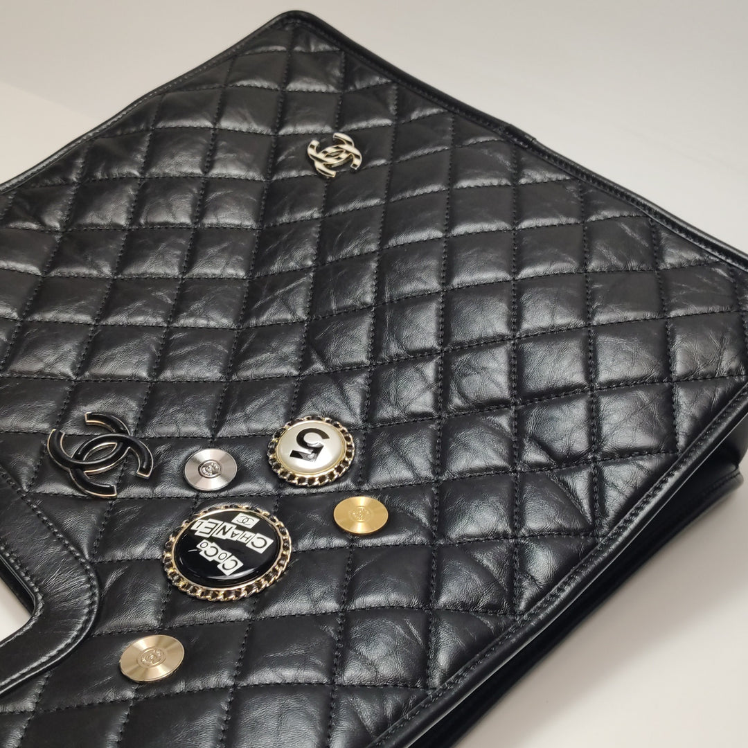 Chanel Graphic Catch Tote In Black