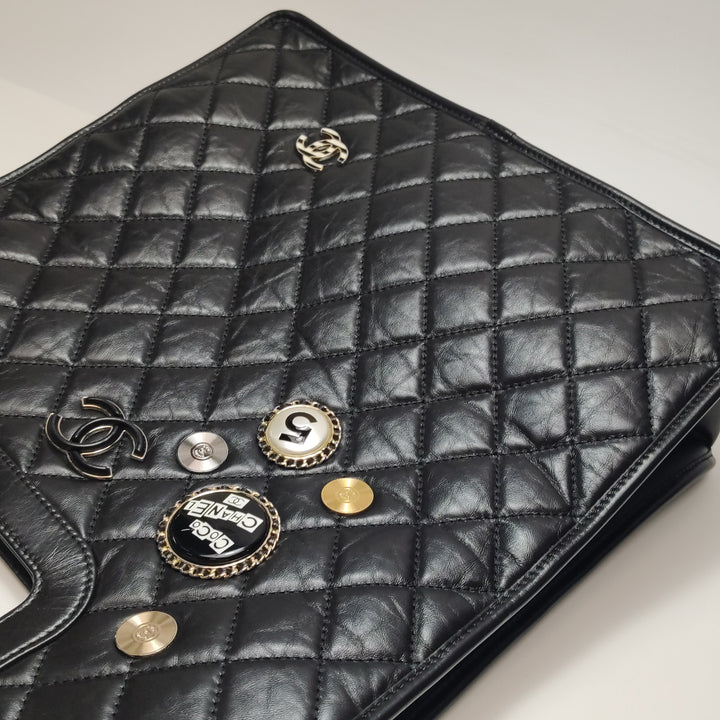 Chanel Graphic Catch Tote In Black