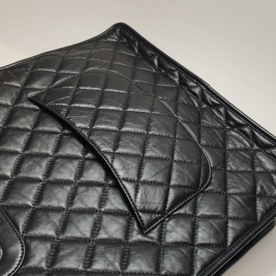 Chanel Graphic Catch Tote In Black