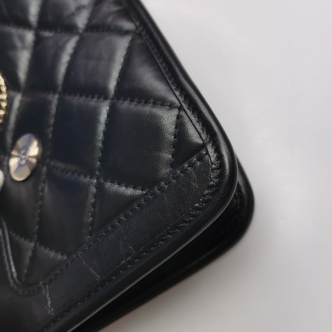 Chanel Graphic Catch Tote In Black