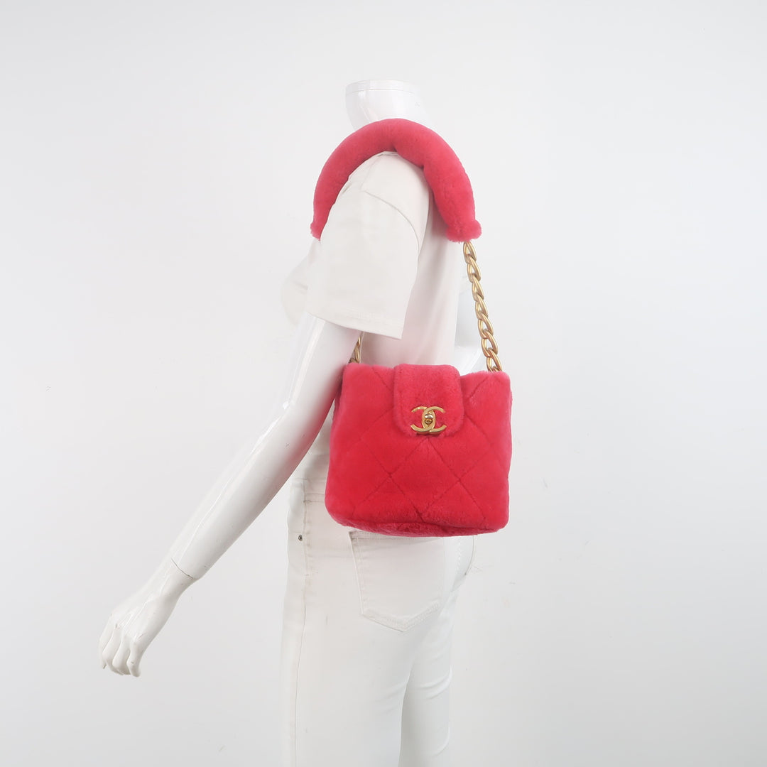 Chanel 2020 Shearling Quilted Bucket Bag In Pink