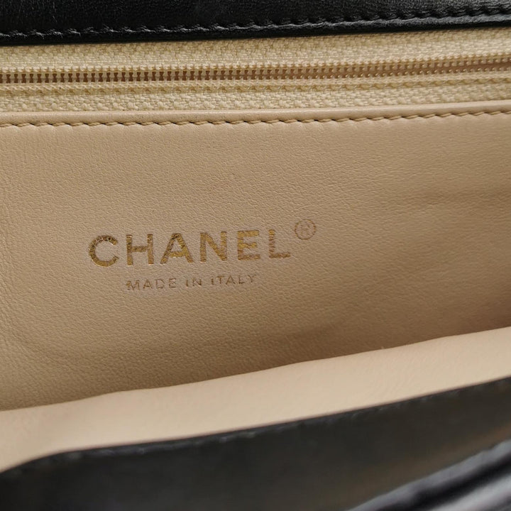 Chanel Chic Carry Flap Bag In Black Leather