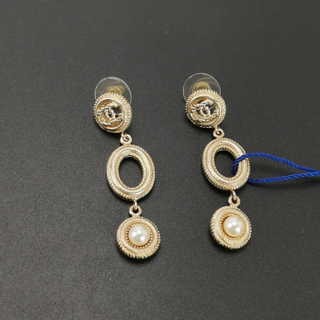 Chanel Earrings Metal And Glass Pearls Gold and Pearly White