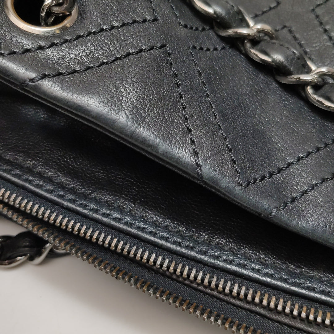 Chanel Vintage CC logo Black Leather Shoulder Bag