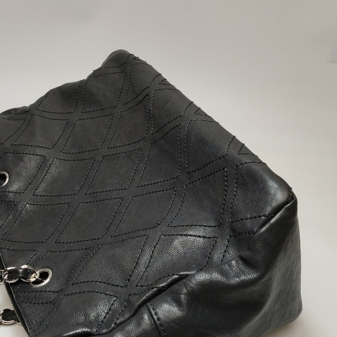 Chanel Vintage CC logo Black Leather Shoulder Bag