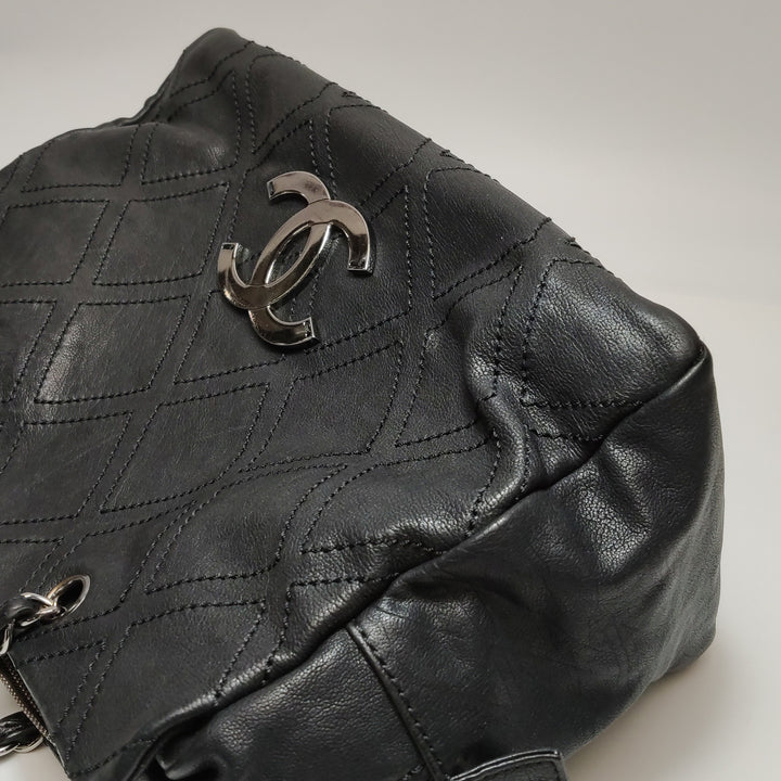 Chanel Vintage CC logo Black Leather Shoulder Bag