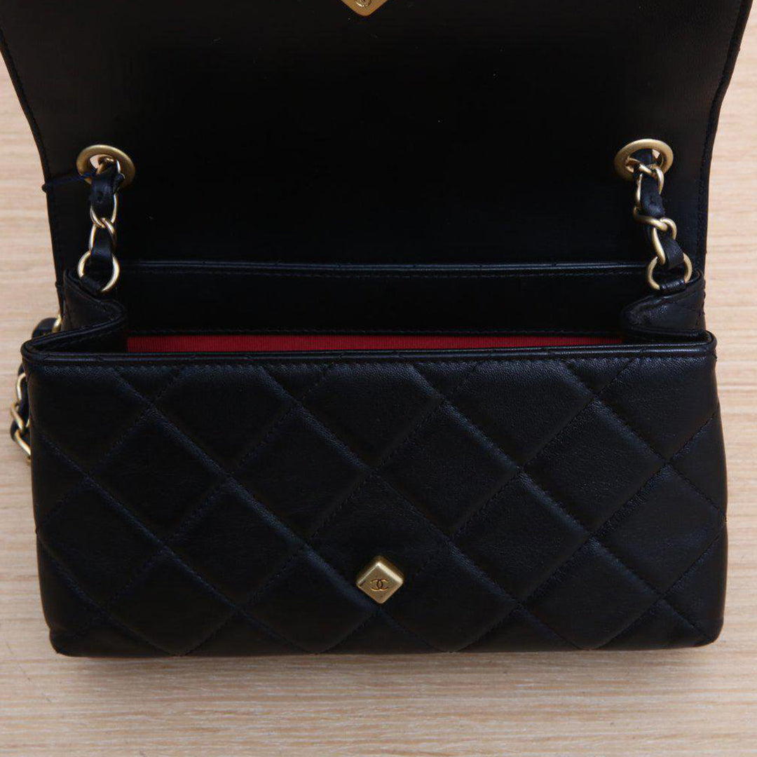 Chanel 21A CC Diamond Lock Flap Quilted Lambskin Bag with Gold Hardware