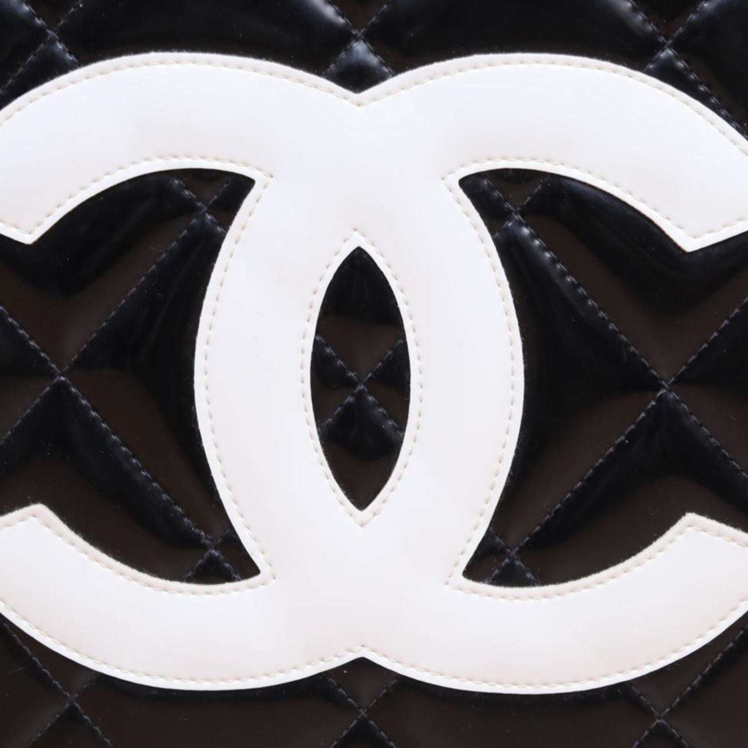 Chanel *Ultra Rare* Vintage Patent Leather Round Handbag In Black And –  Trésor Vintage