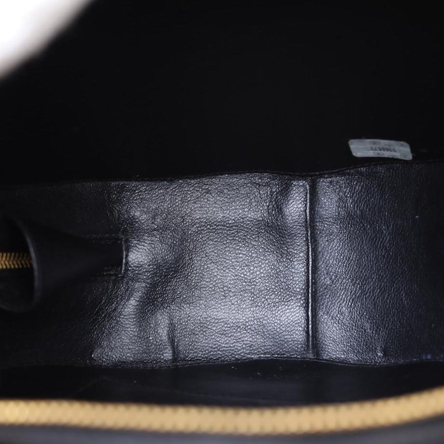 Chanel *Ultra Rare* Vintage Patent Leather Round Handbag In Black And –  Trésor Vintage